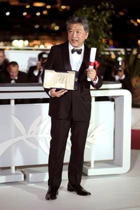 Hirokazu Koreeda mit der Queer Palm für Monster beim Photocall mit den Preisträgern auf dem Festival de Cannes 2023 76. Internationale Filmfestspiele von Cannes am Palais des Festivals. Cannes, 27.05.2023
