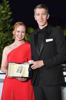 Alma Pöysti und Jussi Vatanen mit dem Preis der Jury für Fallen Leaves stellvertretend für Aki Kaurismäki beim Photocall mit den Preisträgern auf dem Festival de Cannes 2023 76. Internationale Filmfestspiele von Cannes am Palais des Festivals. Cannes, 27.05.2023