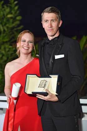 Alma Pöysti und Jussi Vatanen mit dem Preis der Jury für Fallen Leaves stellvertretend für Aki Kaurismäki beim Photocall mit den Preisträgern auf dem Festival de Cannes 2023 76. Internationale Filmfestspiele von Cannes am Palais des Festivals. Cannes, 27.05.2023