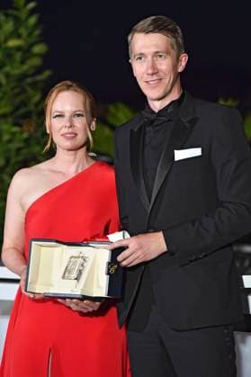 Alma Pöysti und Jussi Vatanen mit dem Preis der Jury für Fallen Leaves stellvertretend für Aki Kaurismäki beim Photocall mit den Preisträgern auf dem Festival de Cannes 2023 76. Internationale Filmfestspiele von Cannes am Palais des Festivals. Cannes, 27.05.2023