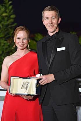 Alma Pöysti und Jussi Vatanen mit dem Preis der Jury für Fallen Leaves stellvertretend für Aki Kaurismäki beim Photocall mit den Preisträgern auf dem Festival de Cannes 2023 76. Internationale Filmfestspiele von Cannes am Palais des Festivals. Cannes, 27.05.2023