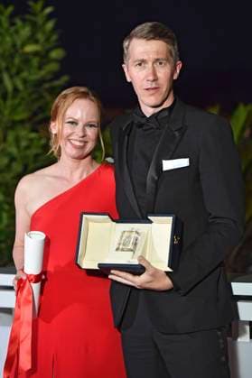 Alma Pöysti und Jussi Vatanen mit dem Preis der Jury für Fallen Leaves stellvertretend für Aki Kaurismäki beim Photocall mit den Preisträgern auf dem Festival de Cannes 2023 76. Internationale Filmfestspiele von Cannes am Palais des Festivals. Cannes, 27.05.2023