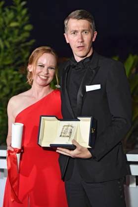 Alma Pöysti und Jussi Vatanen mit dem Preis der Jury für Fallen Leaves stellvertretend für Aki Kaurismäki beim Photocall mit den Preisträgern auf dem Festival de Cannes 2023 76. Internationale Filmfestspiele von Cannes am Palais des Festivals. Cannes, 27.05.2023