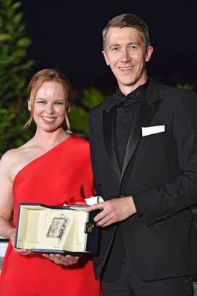 Alma Pöysti und Jussi Vatanen mit dem Preis der Jury für Fallen Leaves stellvertretend für Aki Kaurismäki beim Photocall mit den Preisträgern auf dem Festival de Cannes 2023 76. Internationale Filmfestspiele von Cannes am Palais des Festivals. Cannes, 27.05.2023