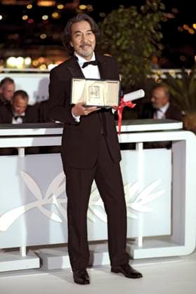 Koji Yakusho mit dem Preis für den besten Darsteller in Perfect Days beim Photocall mit den Preisträgern auf dem Festival de Cannes 2023 76. Internationale Filmfestspiele von Cannes am Palais des Festivals. Cannes, 27.05.2023