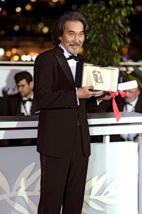Koji Yakusho mit dem Preis für den besten Darsteller in Perfect Days beim Photocall mit den Preisträgern auf dem Festival de Cannes 2023 76. Internationale Filmfestspiele von Cannes am Palais des Festivals. Cannes, 27.05.2023