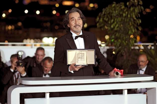 Koji Yakusho mit dem Preis für den besten Darsteller in Perfect Days beim Photocall mit den Preisträgern auf dem Festival de Cannes 2023 76. Internationale Filmfestspiele von Cannes am Palais des Festivals. Cannes, 27.05.2023