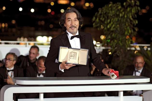 Koji Yakusho mit dem Preis für den besten Darsteller in Perfect Days beim Photocall mit den Preisträgern auf dem Festival de Cannes 2023 76. Internationale Filmfestspiele von Cannes am Palais des Festivals. Cannes, 27.05.2023