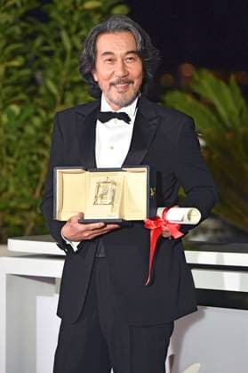 Koji Yakusho mit dem Preis für den besten Darsteller in Perfect Days beim Photocall mit den Preisträgern auf dem Festival de Cannes 2023 76. Internationale Filmfestspiele von Cannes am Palais des Festivals. Cannes, 27.05.2023