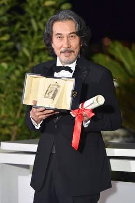Koji Yakusho mit dem Preis für den besten Darsteller in Perfect Days beim Photocall mit den Preisträgern auf dem Festival de Cannes 2023 76. Internationale Filmfestspiele von Cannes am Palais des Festivals. Cannes, 27.05.2023
