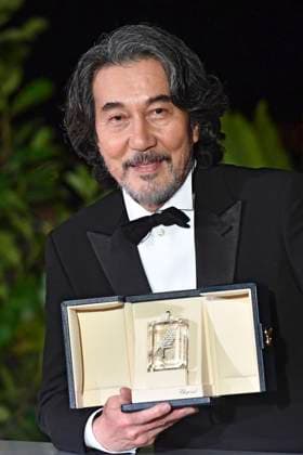 Koji Yakusho mit dem Preis für den besten Darsteller in Perfect Days beim Photocall mit den Preisträgern auf dem Festival de Cannes 2023 76. Internationale Filmfestspiele von Cannes am Palais des Festivals. Cannes, 27.05.2023