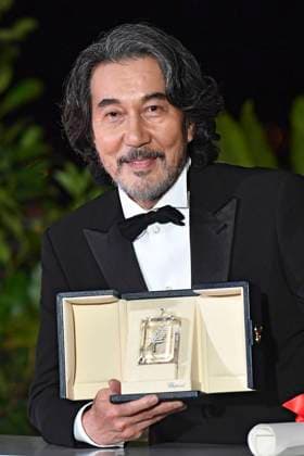 Koji Yakusho mit dem Preis für den besten Darsteller in Perfect Days beim Photocall mit den Preisträgern auf dem Festival de Cannes 2023 76. Internationale Filmfestspiele von Cannes am Palais des Festivals. Cannes, 27.05.2023