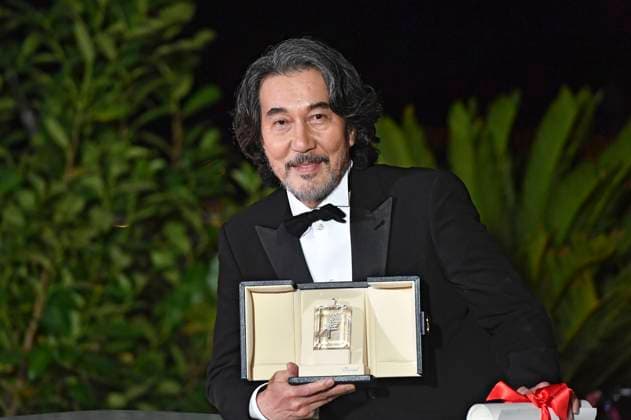 Koji Yakusho mit dem Preis für den besten Darsteller in Perfect Days beim Photocall mit den Preisträgern auf dem Festival de Cannes 2023 76. Internationale Filmfestspiele von Cannes am Palais des Festivals. Cannes, 27.05.2023