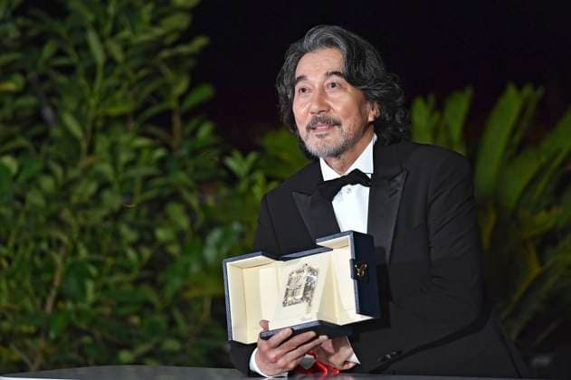 Koji Yakusho mit dem Preis für den besten Darsteller in Perfect Days beim Photocall mit den Preisträgern auf dem Festival de Cannes 2023 76. Internationale Filmfestspiele von Cannes am Palais des Festivals. Cannes, 27.05.2023