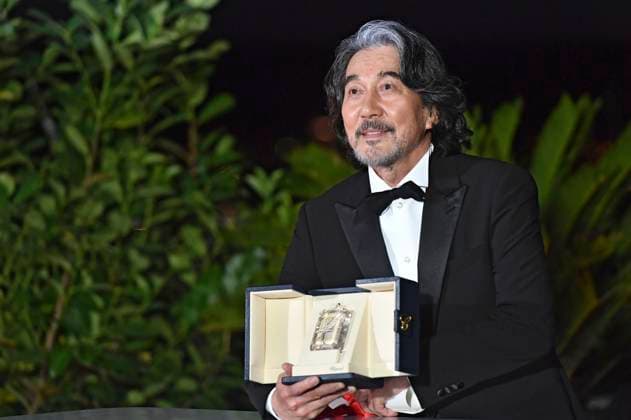Koji Yakusho mit dem Preis für den besten Darsteller in Perfect Days beim Photocall mit den Preisträgern auf dem Festival de Cannes 2023 76. Internationale Filmfestspiele von Cannes am Palais des Festivals. Cannes, 27.05.2023