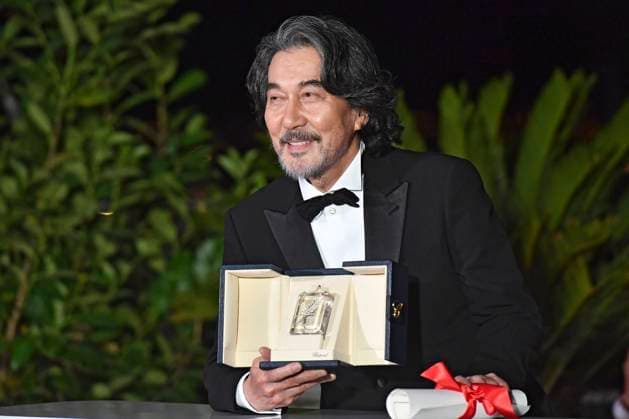 Koji Yakusho mit dem Preis für den besten Darsteller in Perfect Days beim Photocall mit den Preisträgern auf dem Festival de Cannes 2023 76. Internationale Filmfestspiele von Cannes am Palais des Festivals. Cannes, 27.05.2023