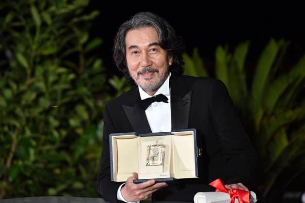 Koji Yakusho mit dem Preis für den besten Darsteller in Perfect Days beim Photocall mit den Preisträgern auf dem Festival de Cannes 2023 76. Internationale Filmfestspiele von Cannes am Palais des Festivals. Cannes, 27.05.2023