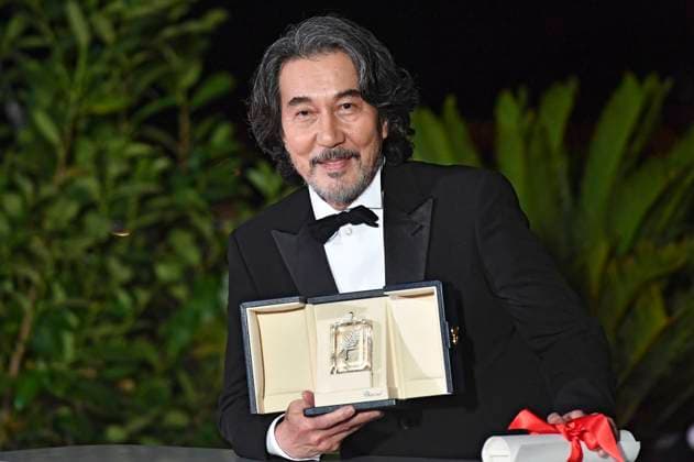 Koji Yakusho mit dem Preis für den besten Darsteller in Perfect Days beim Photocall mit den Preisträgern auf dem Festival de Cannes 2023 76. Internationale Filmfestspiele von Cannes am Palais des Festivals. Cannes, 27.05.2023
