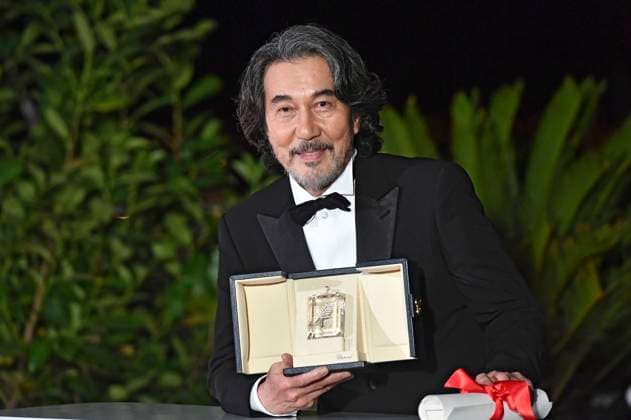 Koji Yakusho mit dem Preis für den besten Darsteller in Perfect Days beim Photocall mit den Preisträgern auf dem Festival de Cannes 2023 76. Internationale Filmfestspiele von Cannes am Palais des Festivals. Cannes, 27.05.2023