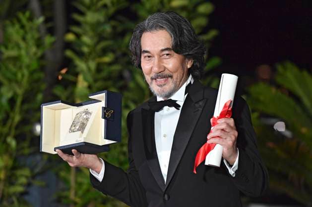 Koji Yakusho mit dem Preis für den besten Darsteller in Perfect Days beim Photocall mit den Preisträgern auf dem Festival de Cannes 2023 76. Internationale Filmfestspiele von Cannes am Palais des Festivals. Cannes, 27.05.2023