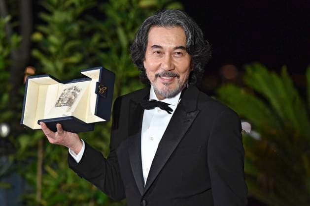Koji Yakusho mit dem Preis für den besten Darsteller in Perfect Days beim Photocall mit den Preisträgern auf dem Festival de Cannes 2023 76. Internationale Filmfestspiele von Cannes am Palais des Festivals. Cannes, 27.05.2023