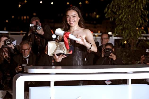 Merve Dizdar mit dem Preis für die beste Darstellerin in Kuru Otlar Üstüne beim Photocall mit den Preisträgern auf dem Festival de Cannes 2023 76. Internationale Filmfestspiele von Cannes am Palais des Festivals. Cannes, 27.05.2023