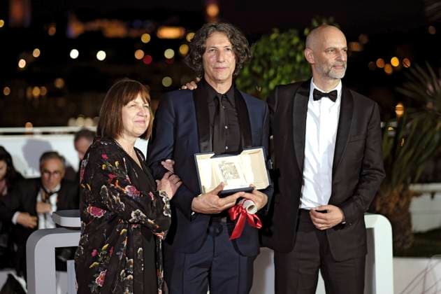 Ewa Puszczynska, Jonathan Glazer mit dem Großen Preis der Jury für The Zone of Interest und James Wilson beim Photocall mit den Preisträgern auf dem Festival de Cannes 2023 76. Internationale Filmfestspiele von Cannes am Palais des Festivals. Cannes, 27.05.2023