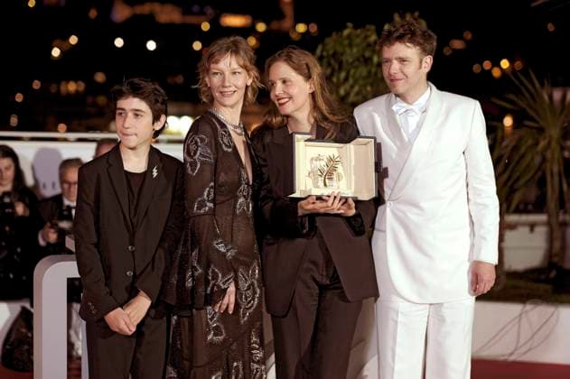 Antoine Reinartz, Sandra Hüller, Justine Triet mit der Goldenen Palme für den besten Film Anatomie d™une chute und Milo Machado Graner beim Photocall mit den Preisträgern auf dem Festival de Cannes 2023 76. Internationale Filmfestspiele von Cannes am Palais des Festivals. Cannes, 27.05.2023