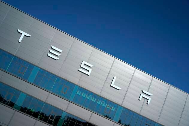 Nach gut einem Jahr nach Produktionsstart wird in der Tesla Gigafactory in Grünheide 5K gefeiert, also die Herstellung von 5000 E-Autos Model Y pro Woche. wonach man nun von einer Massenproduktion spricht. Allerdings wird die Freude getrübt, da es offenbar ein Datenleck bei Tesla gibt. Der Zeitung Handelsblatt sollen laut Angaben 100 Gigabyte sensible Tesla-Daten zugespielt worden sein, unter anderem von Beschäftigten des Standorts in Brandenburg. Tesla selbst verdächtige einen Ex-Mitarbeiter. Die Behörden ermitteln. Grünheide, 27.05.2023