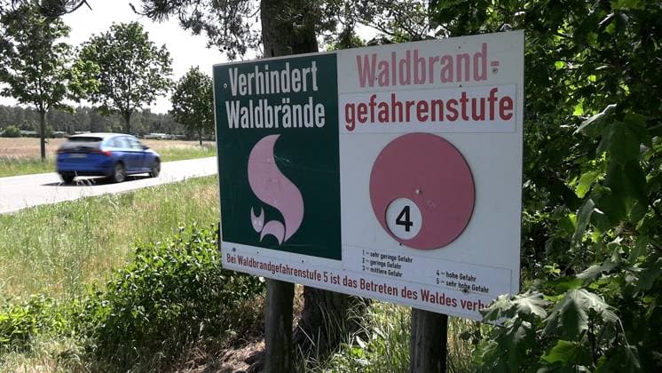 Das sonnige und trockene Wetter lässt über Pfingsten die Waldbrandgefahr in große Teile Ostdeutschlands gefährlich ansteigen. Mittlerweile herrscht vielerorts die Waldbrandstufe 3, in Nordsachsen, Sachsen-Anhalt und Brandenburg verbreitet die Waldbrandstufe 4, in der Uckermark Waldbrandstufe 5. Anhaltende Dürre, trockene Winde und kein Regen werden die Waldbrandgefahr in den nächsten Tagen weiter ansteigen lassen. Vielerorts herrscht nach dem katastrophalen Dürresommer 2022 schon wieder Dürre. Viele Felder sind ausgetrocknet, teils staubtrocken. Der Mais wächst so gut wie gar nicht mehr. Nach den schlimmen Ernteausfällen letztes Jahr sieht es aktuell nicht besser aus. Die hohe Waldbrandgefahr trübt in manchen Gegenden das Pfingstwochenende: