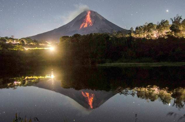 Bilder des Jahres 2023, News 05 Mai News Themen der Woche KW21 News Bilder des Tages (230528) -- MAGELANG, May 28, 2023 -- This long exposure photo shows volcanic materials spewing from Mount Merapi volcano, as seen from Srumbung village in Magelang, Central Java, Indonesia, on May 28, 2023. (Photo by Xinhua) INDONESIA-MAGELANG-MOUNT MERAPI-ERUPTION AgungxSupriyanto 