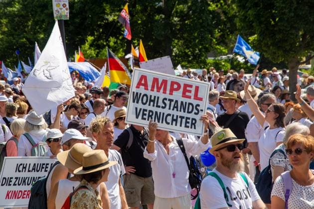 News Themen der Woche KW21 News Bilder des Tages Neustadt an der Weinstraße, 28. Mai 2023: Der Neustadter Unternehmer Dr. Wolfgang Kochanek rief zum Hambacher Fest auf. Der Aufzug vom Festplatz zum Hambacher Schloss stand unter dem Motto Für Demokratie und Meinungsfreiheit. Auch die Waffenlieferungen an die Ukraine wurden vielfach angeprangert. Viele Tausend Teilnehmer folgten dem Aufruf *** Neustadt an der Weinstraße, 28 May 2023 The Neustadt entrepreneur Dr Wolfgang Kochanek called for the Hambach Festival The procession from the fairground to Hambach Castle was under the motto For democracy and freedom of opinion The arms deliveries to Ukraine were also denounced many times Many thousands of participants followed the call Copyright: xx