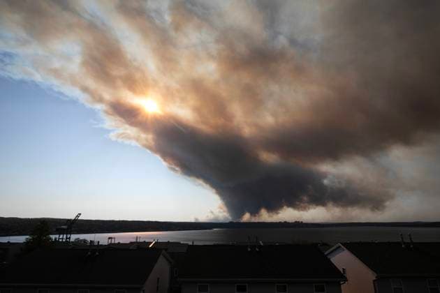 News Bilder des Tages May 28, 2023, Halifax, NS, CANADA: Thick plumes of heavy smoke fill the Halifax sky as an out-of-control fire in a suburban community quickly spread, engulfing multiple homes and forcing the evacuation of local residents on Sunday May 28, 2023. Halifax CANADA  - ZUMAc35_ 20230528_zaf_c35_033 Copyright: xKellyxClarkx