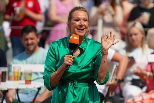 Entertainment Themen der Woche KW21 Entertainment Bilder des Tages ZDF - Fernsehgarten Mainz Andrea Kiewel in der Unterhaltungsshow ZDF Fernsehgarten am 28.05.2023 in Mainz. Mainz ZDF Fernsehgarten Rheinland-Pfalz *** ZDF Fernsehgarten Mainz Andrea Kiewel in the entertainment show ZDF Fernsehgarten on 28 05 2023 in Mainz Mainz ZDF Fernsehgarten Rheinland Pfalz