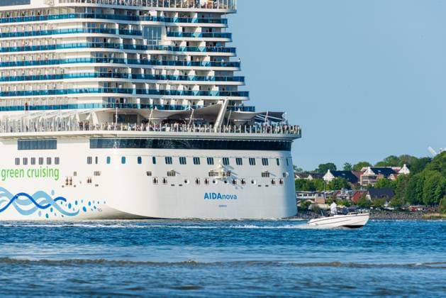Kiel, Deutschland, 29. Mai 2023 Das größte jemals in Kiel zu Gast gewesene Kreuzfahrtschiff die AIDAnova der TUI Cruises beim Auslaufen für eine Kreuzfahrt in die Ostsee nach Bergen (Norwegen) fahrend *** Kiel, Germany, May 29, 2023 The largest cruise ship ever to visit Kiel the AIDAnova of TUI Cruises leaving for a cruise in the Baltic Sea to Bergen Norway sailing