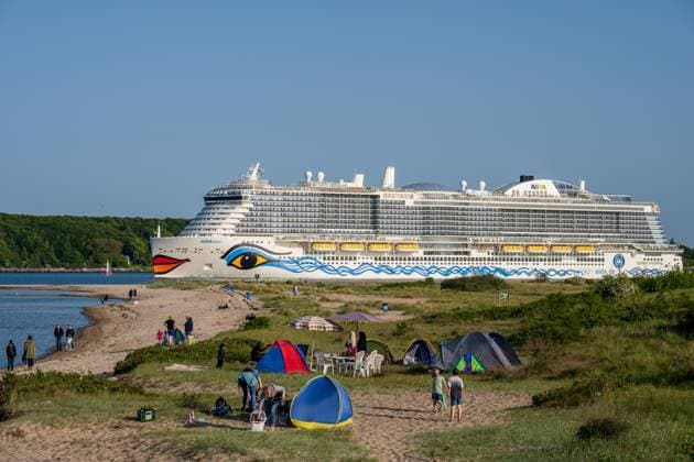Kiel, Deutschland, 29. Mai 2023 Das größte jemals in Kiel zu Gast gewesene Kreuzfahrtschiff die AIDAnova der TUI Cruises beim Auslaufen für eine Kreuzfahrt in die Ostsee nach Bergen (Norwegen) fahrend *** Kiel, Germany, May 29, 2023 The largest cruise ship ever to visit Kiel the AIDAnova of TUI Cruises leaving for a cruise in the Baltic Sea to Bergen Norway sailing