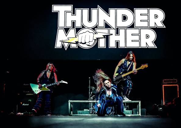 Berlin Entertaiment, Thundermother 23.05.2023, Entertainment Musik, Thundermother,v.l. v.l.Die schwedische Band Thundermother spielt im Vorprogramm der Band Scorpions. Filippa Naessil (Gitarre),Linnea Vikstroem (Gesang) und Majsan Lindberg (Bass). *** Berlin Entertaiment, Thundermother 23 05 2023, Entertainment Music, Thundermother,v l v l The Swedish band Thundermother plays in the support of the band Scorpions Filippa Naessil guitar ,Linnea Vikstroem vocals and Majsan Lindberg bass Copyright: xLakomskix Eibner-Pressefotox EP_dli