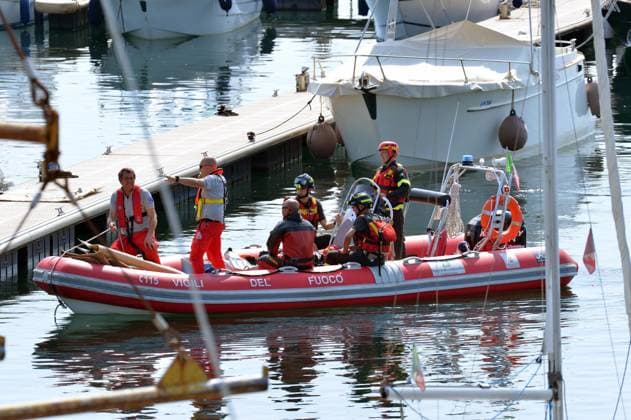 Bilder des Jahres 2023, News 05 Mai News Themen der Woche KW22 News Bilder des Tages May 29, 2023, SESTO CALENDE, ITALY: A moment of the search and rescue operation in Lake Maggiore after a tourist boat capsized near Lisanza (Varese), northern Italy, 29 May 2023. At least four people have died and twenty others were rescued after a boat capsized and sank in Lake Maggiore due to bad weather in the evening of 28 May. ANSA PURICELLI SESTO CALENDE ITALY - ZUMAa110 20230529_zaf_a110_006 Copyright: xPuricellix