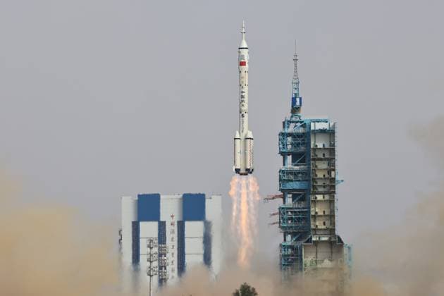 News Themen der Woche KW22 (230530) -- JIUQUAN, May 30, 2023 -- The Shenzhou-16 manned spaceship, atop a Long March-2F carrier rocket, blasts off from the Jiuquan Satellite Launch Center in northwest China, May 30, 2023. China on Tuesday launched the Shenzhou-16 manned spaceship, sending three astronauts to its space station combination for a five-month mission. About 10 minutes after the launch, Shenzhou-16 separated from the rocket and entered its designated orbit. The crew members are in good shape and the launch is a complete success, the China Manned Space Agency declared. ) (EyesonSci) CHINA-JIUQUAN-SHENZHOU-16-LAUNCH-SUCCESS (CN) LixGang 
