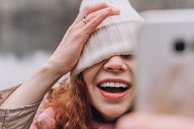 Curly redhead woman 30-35 with a hat over her eyes take selfie Trezzo sull Adda, Lombardy, Italy CR_NEPM230202-1119340-01 ,model released, Symbolfoto