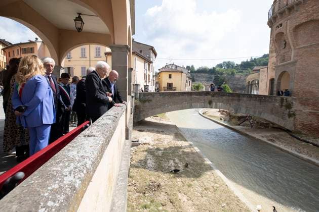 News Themen der Woche KW22 News Bilder des Tages foto IPP spgr Ammendola Modigliana 30 05 2023 visita del presidente della repubblica sergio mattarella nelle zone dell Emilia-Romagna colpita dal maltempo nella foto sergio mattarella osserva uno dei torrenti che attraversano la cittadina *** photo IPP spgr Ammendola Modigliana 30 05 2023 visit of the president of the republic sergio mattarella to the areas of Emilia Romagna affected by the bad weather in the photo sergio mattarella observes one of the streams that run through the town  0