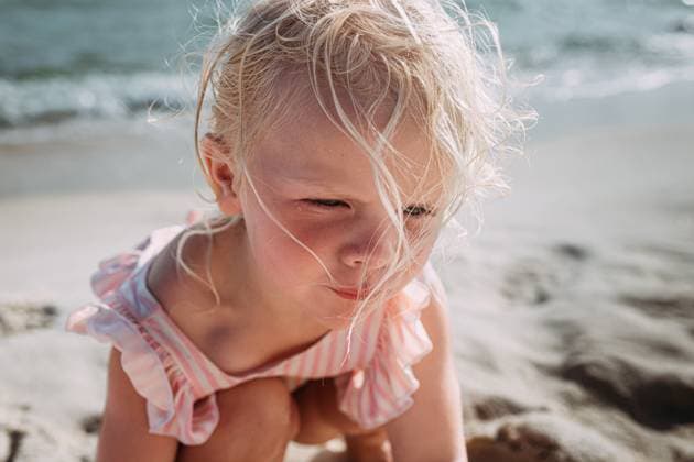 Child playing on beach with windblown hair Panama City Beach, Florida, United States CR_WEKW230524EC-1194646-01 ,model released, Symbolfoto