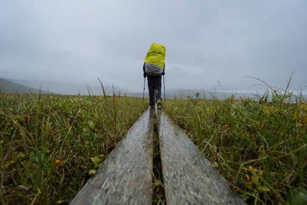 IMAGO Creative, Jahreszeit Herbst auf dem Land Hiker on wooden boardwark, Pandelantaleden - Padjelanta Trail, Sweden Ritsem, Norrbotten County, Sweden CR_XCPU230117-1106172-01 ,model released, Symbolfoto