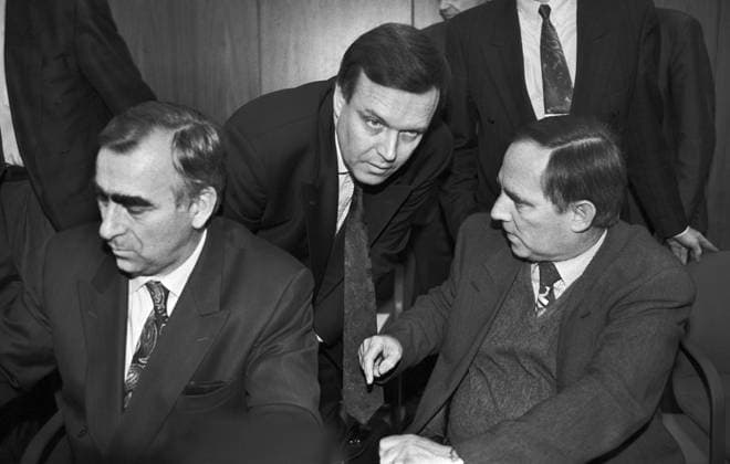 Deutschland, Bonn, 23.11.1992 Archiv.: 37-43-28 Sitzung der CDU-Bundestagsfraktion Foto: v.l.n.r.: Theo Waigel, Volker Ruehe und Wolfgang Schaeuble, Vorsitzender der CDU-Bundestagsfraktion Sitzung der CDU-Bundestagsfraktion *** Germany, Bonn, 23 11 1992 Archive 37 43 28 Meeting of the CDU parliamentary group Photo f l n r Theo Waigel, Volker Ruehe and Wolfgang Schaeuble, Chairman of the CDU parliamentary group Meeting of the CDU parliamentary group