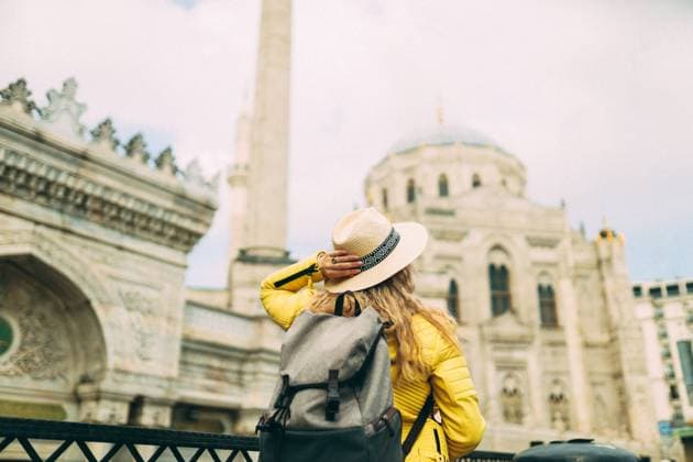 IMAGO Creative, Jahreszeit Sommer, Sonnenschutz Young beautiful girl traveler in a hat with a backpack ?stanbul, ?stanbul, Türkiye R_PUZV230524-1186754-01 ,model released, Symbolfoto