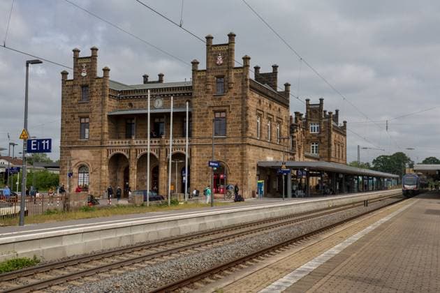 DEU, Deutschland, Nordrhein-Westfalen, Minden, 30.05.2023: Bahnhof Minden (Westfalen). Das Empfangsgebäude wurde von der Köln-Mindener Eisenbahn-Gesellschaft (CME) im romantischen Baustil errichtet. *** DEU, Germany, North Rhine Westphalia, Minden, 30 05 2023 Station Minden Westphalia The reception building was built by the Köln Mindener Eisenbahn Gesellschaft CME in the romantic architectural style