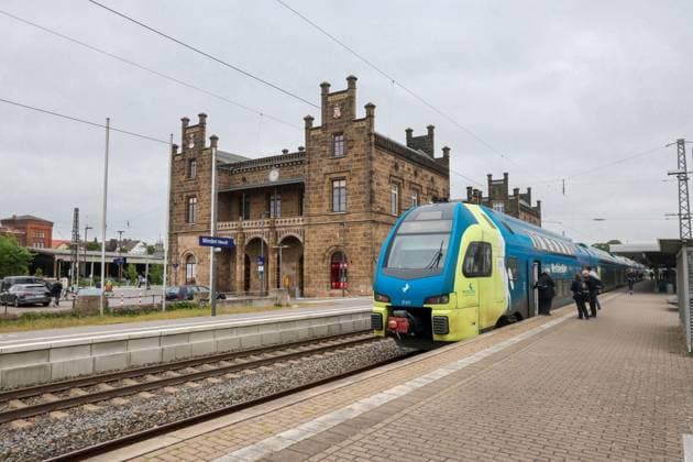 DEU, Deutschland, Nordrhein-Westfalen, Minden, 30.05.2023: Bahnhof Minden (Westfalen). Das Empfangsgebäude wurde von der Köln-Mindener Eisenbahn-Gesellschaft (CME) im romantischen Baustil errichtet. Einfahrt Regionalexprezz Zug (RE60 - Ems-Leine-Express) der Westfalenbahn auf der Strecke Rheine - Braunschweig. Eigentümer der Westfalenbahn ist Abellio *** DEU, Germany, North Rhine-Westphalia, Minden, 30 05 2023 Station Minden Westphalia The reception building was built by the Cologne Minden Railway Company CME in the romantic architectural style entry Regionalexprezz train RE60 Ems Leine Express of the Westfalenbahn on the route Rheine Braunschweig Owner of the Westfalenbahn is Abellio