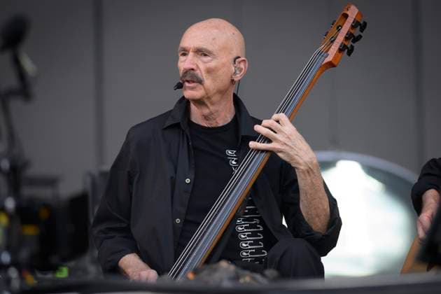 Peter Gabriel - i o The Tour (Tony Levin) live beim Open Air am Königsplatz, München am 28.05.2023 *** Peter Gabriel i o The Tour Tony Levin live at the Open Air at Königsplatz, Munich on 28 05 2023