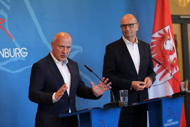 News Themen der Woche KW22 News Bilder des Tages Kai Wegner (CDU, Regierender Bürgermeister Berlin) und Dietmar Woidke (SPD, Ministerpräsident Brandenburg), v.l., geben ein Pressestatement beim Antrittsbesuch des Regierenden Bürgermeisters in der Staatskanzlei in Potsdam, 30. Mai 2023. Ministerpräsident Woidke empfängt den Regierenden Bürgermeister Wegner zum Antrittsbesuch *** Kai Wegner CDU, Governing Mayor of Berlin and Dietmar Woidke SPD, Minister President of Brandenburg , v l , give a press statement during the inaugural visit of the Governing Mayor at the State Chancellery in Potsdam, May 30, 2023 Minister President Woidke receives Governing Mayor Wegner for the inaugural visit