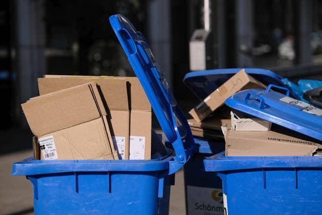 Düsseldorf 30.05.2023 Mülltonne Kunststoff Plastik Recycling Müll Abfall Wohlstandsmüll Wohlstandsgesellschaft Verpackung Verpackungsmüll Altpapier Papier Papiertonne blaue Tonne Müllgebühren Inflation Mietnebenkosten Düsseldorf Nordrhein-Westfalen Deutschland *** Dusseldorf 30 05 2023 garbage garbage can plastic plastic recycling garbage waste prosperity garbage prosperity society packaging packaging waste waste paper paper garbage can blue garbage can garbage fees inflation additional rental costs Dusseldorf North Rhine Westphalia Germany